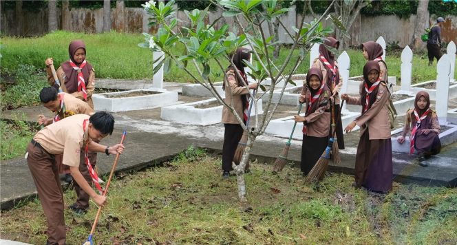 
					Pemkab OKU Selatan dan Siswa Bersihkan Taman Makam Pahlawan Sambut Hari Pahlawan 2024