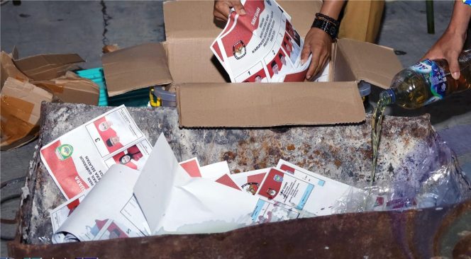 
					KPU OKU Selatan Musnahkan Surat Suara Rusak dan Berlebih untuk Pilkada Serentak 2024