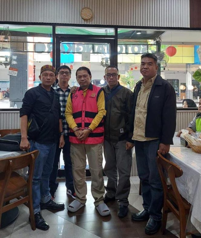 
					2 Tahun Menjadi Buronan Korupsi Dana Covid-19 Rp1,3 Miliar, Leksi Yandi Ditangkap di Bandung