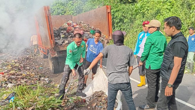 
					Gotong Royong Bersihkan Sampah Liar, Sekda OKU Selatan Turun Tangan