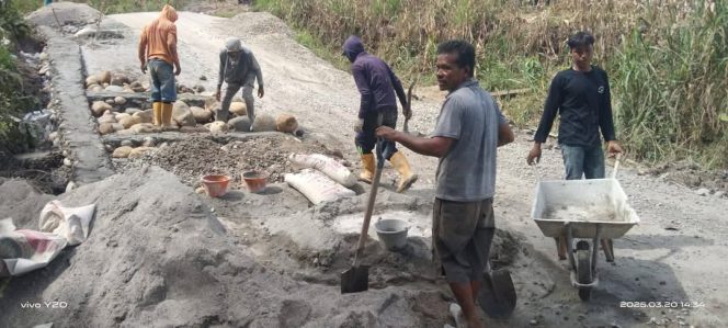 
					Putus, BPBD OKU Selatan Evakuasi Jalan Desa Kota Karang