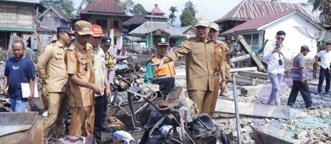 
					Wabup OKU Selatan Tinjau Lokasi Kebakaran di Kisam Ilir, Serahkan Bantuan kepada Korban