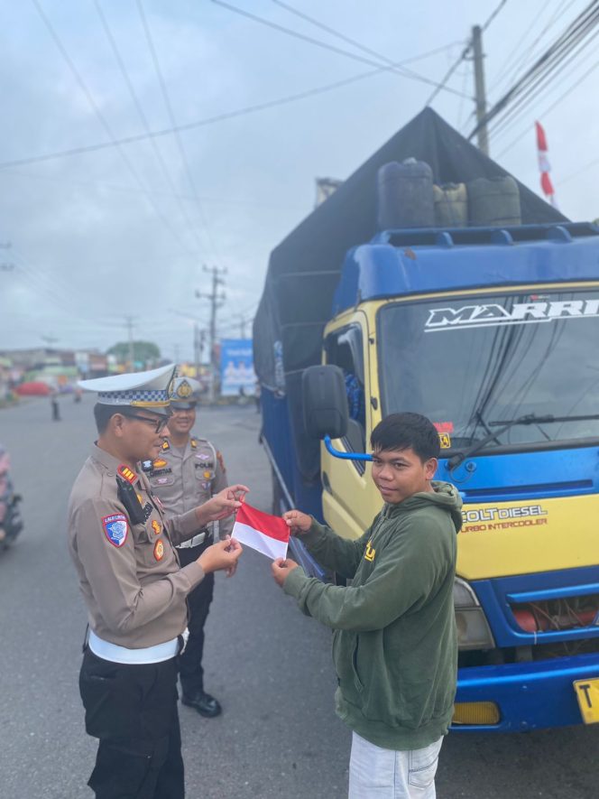 
					Satlantas Polres OKU Selatan Bagikan Bendera Merah Putih Sambut HUT ke-80 RI