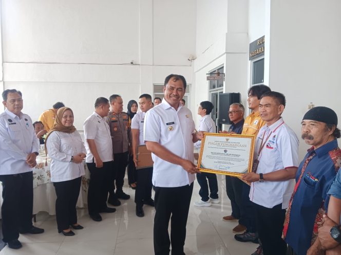 
					Bupati Abusama Serahkan Penghargaan kepada Ketua IWOI OKU Selatan pada HPN 2026