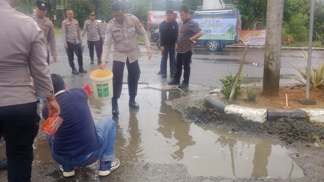 
					Polres OKU Selatan Perbaiki Jalan Berlubang di Simpang Tiga Gunung Pasir, Cegah Kecelakaan Pengendara
