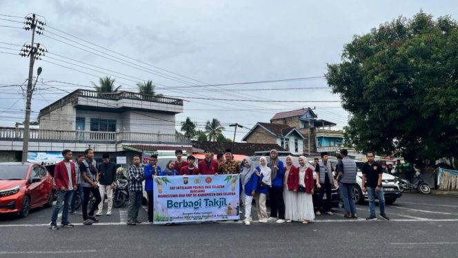 
					Satuan Intelkam Polres OKU Selatan Bersama PMII dan BEM STIT Darul Huda Bagikan 150 Kotak Takjil