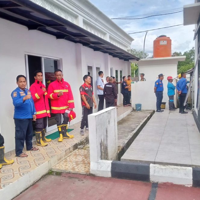 
					Trafo Listrik Meledak di Bumi Agung, Tim Damkarmat OKU Selatan Sigap Turun Tangan