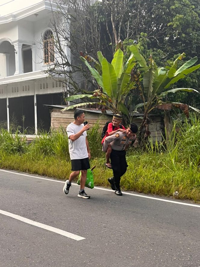 
					Haru! Respons Cepat Kapolres OKU Selatan, Selamatkan Warga di Pinggir Jalan Raya