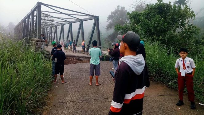 
					Banjir Sungai Teriti Putuskan Akses Jembatan di Mekakau Ilir, Pemkab OKU Selatan Imbau Warga Waspada